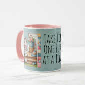 Süße Katze auf Veranda Blumen Patchwork Tasse (Vorderseite Links)
