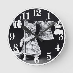 Süße Katze, die Wäsche in Kleidung Vintage-Druck m Runde Wanduhr