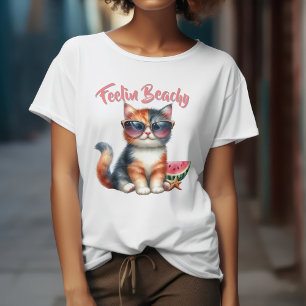 Süße Katze fühlt sich am Strand wohl T-Shirt