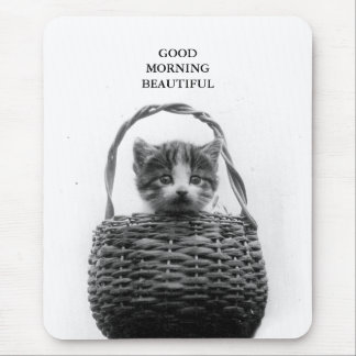 Süße Katze in einem Korb Vintage-Foto Mousepad
