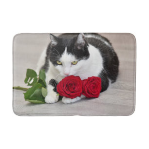 Süße Katze mit der roten Rose Badematte