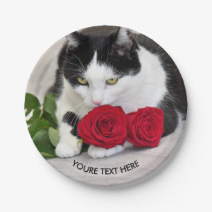 Süße Katze mit der roten Rose Pappteller