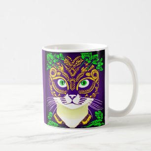 Süße Katze mit einer Mardi-Gras-Maske Kaffeetasse