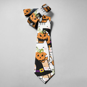 Süße Katzenhexe hält Bumkin Halloween Krawatte