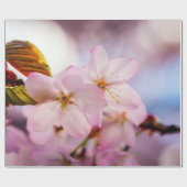 süße Kirschblüten in rosa Farbe und blauer Himmel Geschenkpapier (Flach)