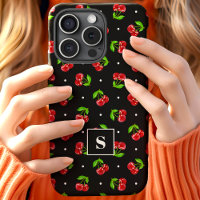 Süße Kirschen mit Tupfen auf schwarzem Monogramm
