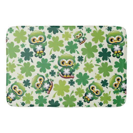 Süße kleine Eule St. Patrick Cartoon Badematte (Vorderseite)