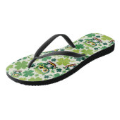 Süße kleine Eule St. Patrick Cartoon Badesandalen (Schrägansicht)