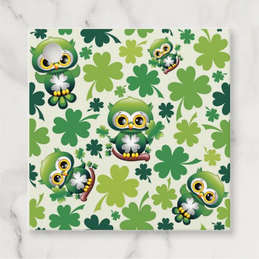 Süße kleine Eule St. Patrick Cartoon Geschenkanhänger (Vorderseite)