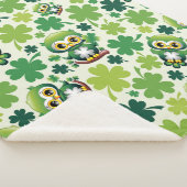 Süße kleine Eule St. Patrick Cartoon Sherpadecke (3/4)