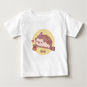 Süße kleine Hexe mit Igel fliegt auf einem Besen Baby T-shirt