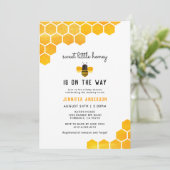 Süße kleine Honig ist auf dem Weg Bee Baby Dusche Einladung (Stehend Vorderseite)