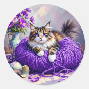 Süße kleine Katze in einem Ball aus lila Garn Runder Aufkleber