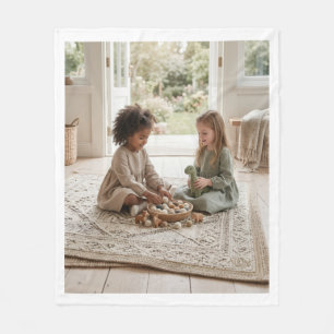 Süße kleine Kinder spielen zusammen drinnen Flies Fleecedecke
