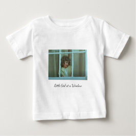 Süße kleine Mädchen an einem Fenster Baby T-shirt