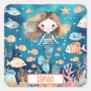 Süße kleine Meerjungfrau unter dem Meer mit Korall Quadratischer Aufkleber