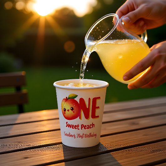Süße kleine Peach wird eins Pappbecher