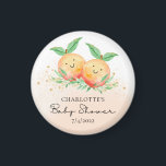 Süße kleine Pfirsiche Es ist Twins Magnet<br><div class="desc">Auf dem Weg sind süße kleine Pfirsiche,  die in der Babydusche mit einem Set mit hübschen Pfirsichen auf einem Aquarellspülmittel aufwarten. Besuchen Sie unseren Shop und sehen Sie sich unsere kleine Pfirsichzwillingskollektion an.</div>