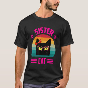 Süße kleine Schwesterkatze mit roter Leopardenglas T-Shirt