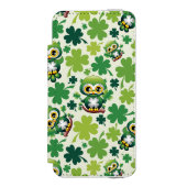 Süße kleine St. Patrick Cartoon-Eule Incipio iPhone Geldbeutel-Hülle (Folio Vorderseite)