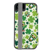 Süße kleine St. Patrick Cartoon-Eule Incipio iPhone Geldbeutel-Hülle (Folio Rückseite)