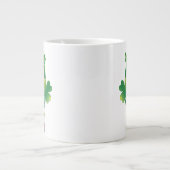 Süße kleine St. Patrick Cartoon Eule Jumbo-Tasse (Vorderseite)