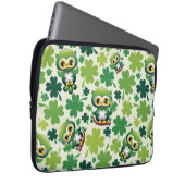 Süße kleine St. Patrick Cartoon-Eule Laptopschutzhülle (Vorne Rechts)