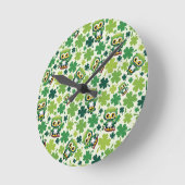 Süße kleine St. Patrick Cartoon-Eule Runde Wanduhr (Winkel)