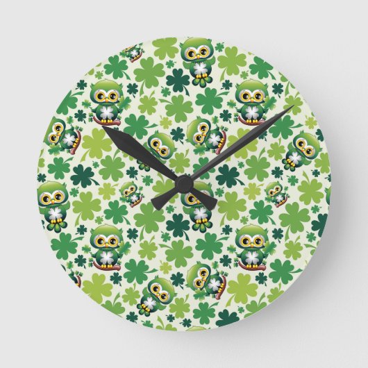 Süße kleine St. Patrick Cartoon-Eule Runde Wanduhr (Vorderseite)