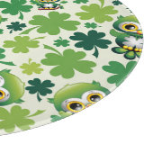 Süße kleine St. Patrick Cartoon-Eule Schneidebrett (Ecke)