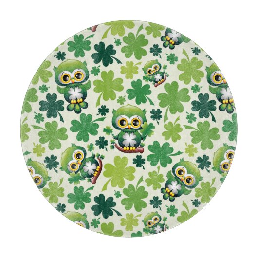 Süße kleine St. Patrick Cartoon-Eule Schneidebrett (Vorderseite)