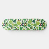 Süße kleine St. Patrick Cartoon-Eule Skateboard (Horizontal)