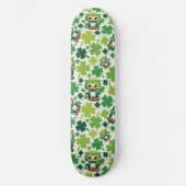 Süße kleine St. Patrick Cartoon-Eule Skateboard (Vorderseite)