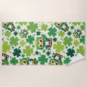 Süße kleine St. Patrick Cartoon-Eule Strandtuch (Vorderseite)