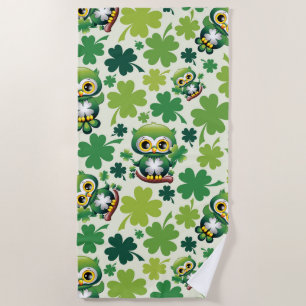 Süße kleine St. Patrick Cartoon-Eule Strandtuch