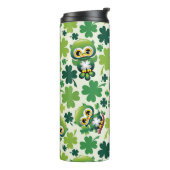 Süße kleine St. Patrick Cartoon-Eule Thermosbecher (Nach links gedreht)