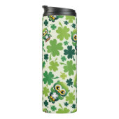 Süße kleine St. Patrick Cartoon-Eule Thermosbecher (Nach rechts gedreht)
