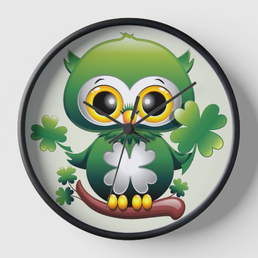 Süße kleine St. Patrick Cartoon-Eule Uhr (Vorderseite)