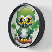 Süße kleine St. Patrick Cartoon-Eule Uhr (Winkel)