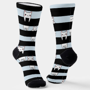 Süße kletternde Katzen auf schwarzen und blauen St Socken