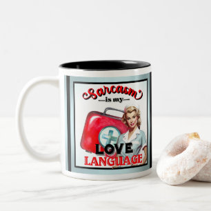 Süße Krankenschwester Pinup_ Liebessprache Zweifarbige Tasse