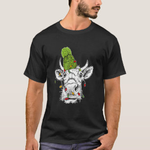Süße Kuh in einer grünen gestrickten Mütze und mit T-Shirt