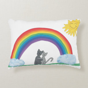Süße kuschelnde Katzen unter Regenbogen und Sonnen Dekokissen