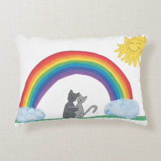Süße kuschelnde Katzen unter Regenbogen und Sonnen Dekokissen