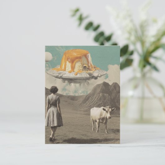 Süße Leckerei Surreal in der Milchweide Retro Postkarte (Stehend Vorderseite)