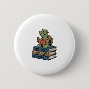 Süße lesende Schildkröte auf Büchern Vintage Vekto Button
