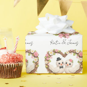 Süße Liebesvögel im herzförmigen Blumenkranz Geschenkpapier