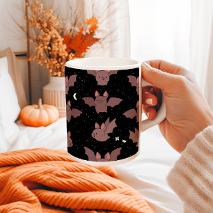 Süße lila Halloween-Fledermäuse in der nächtlichen Kaffeetasse