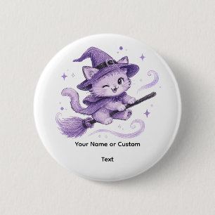 Süße lila Hexenkatze auf Besenstiel Halloween Button