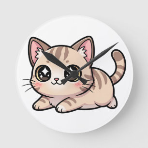 Süße, lügende Tabby-Kätzchen im Kawaii-Stil Runde Wanduhr